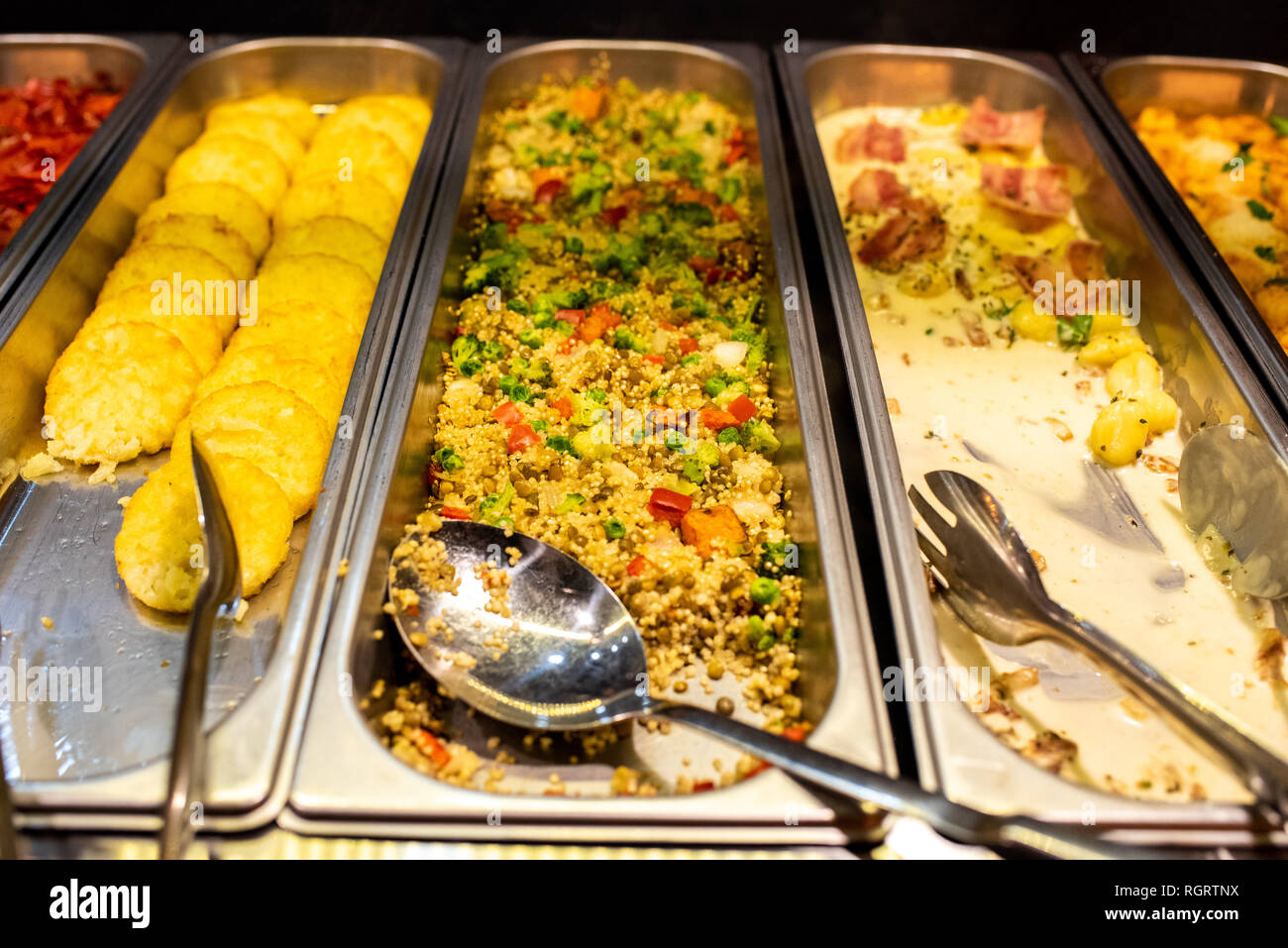 Bandejas con comida para auto-servicio de buffet en el restaurante  Fotografía de stock - Alamy