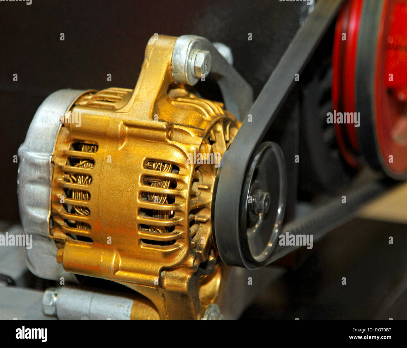 Golden alternador generador eléctrico en el vehículo Fotografía de stock -  Alamy