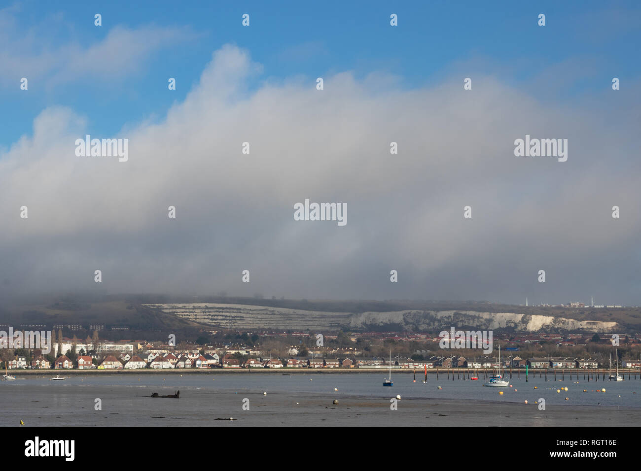 Buscando towardsPortsdown hill chalk pit de Portchester Castle Foto de stock