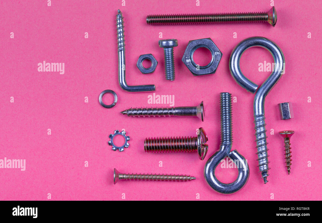 Resumen Antecedentes de plástico rosa tornillos con tuercas y arandelas  Fotografía de stock - Alamy