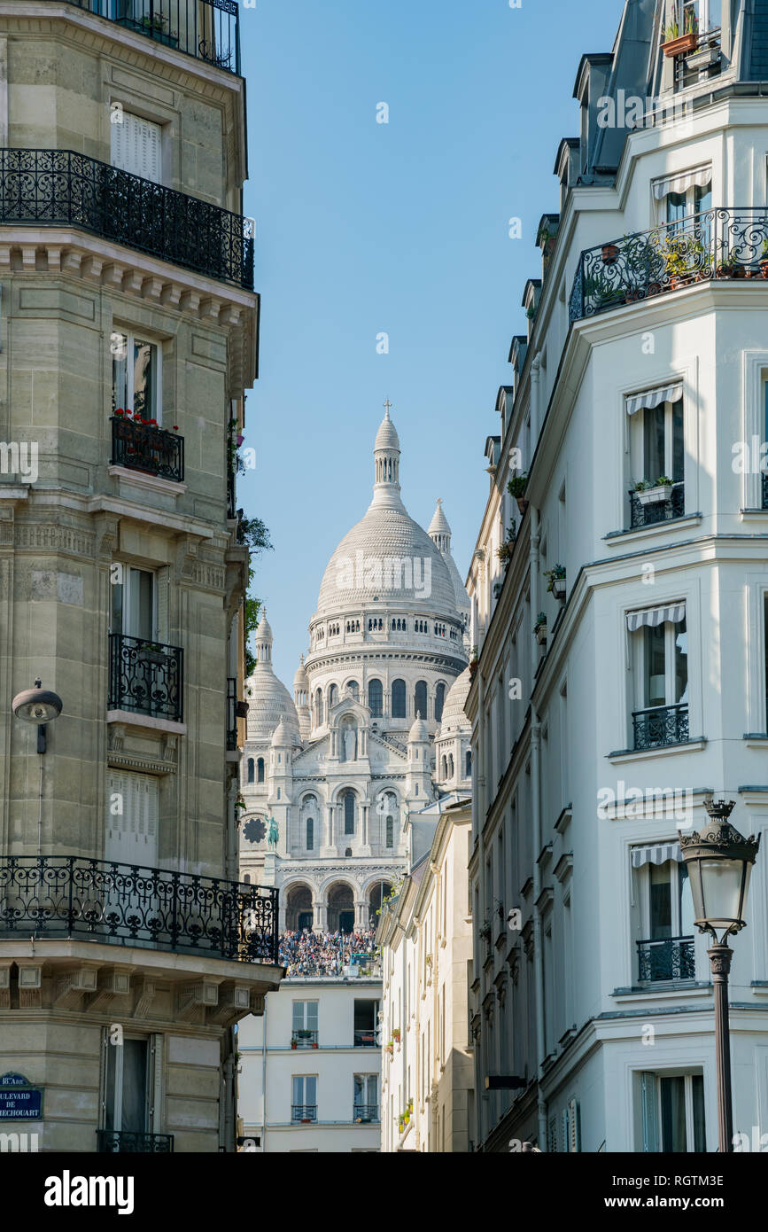 Por la tarde vista exterior de la Basílica del Sagrado Corazón de París, Francia Foto de stock
