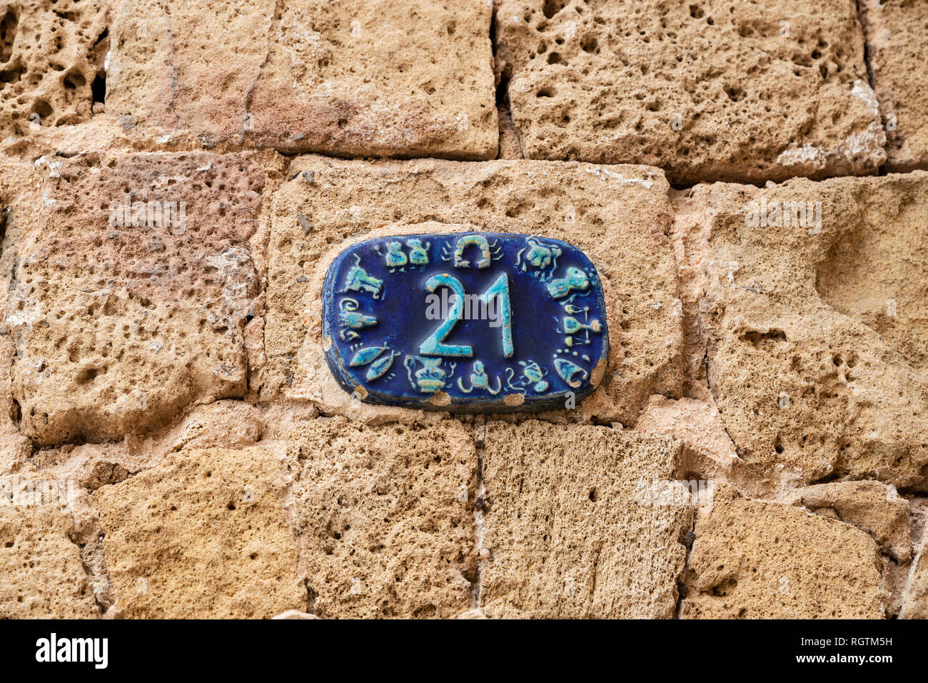 La Vieja Jaffa, Tel Aviv, Israel - 23 de diciembre de 2018: el nombre de la calle placa bellamente decorado en la pared de la vieja Jaffa en Tel Aviv, Israel Foto de stock