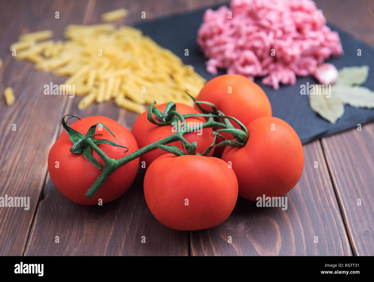 Tomates rojos maduros sobre un fondo de madera Foto de stock