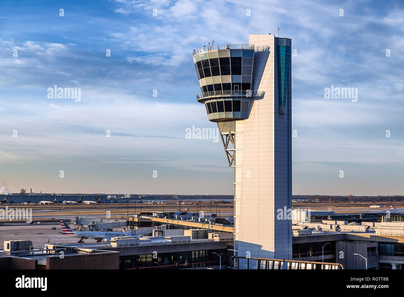 Torre de control del tráfico aéreo, el Aeropuerto Internacional de Filadelfia, Estados Unidos. Foto de stock