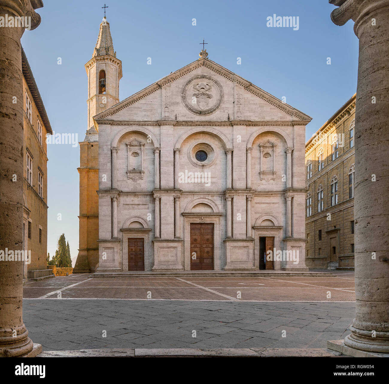 Pio II y plaza de la Catedral de Pienza enmarcado por las columnas del ayuntamiento, Siena, Toscana, Italia Foto de stock