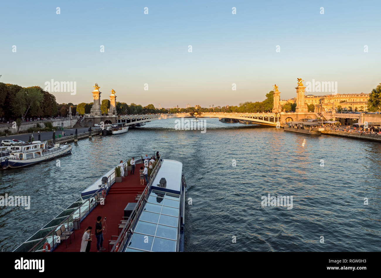 Barcos de turistas y el Puente Alexandre III - París Francia Foto de stock