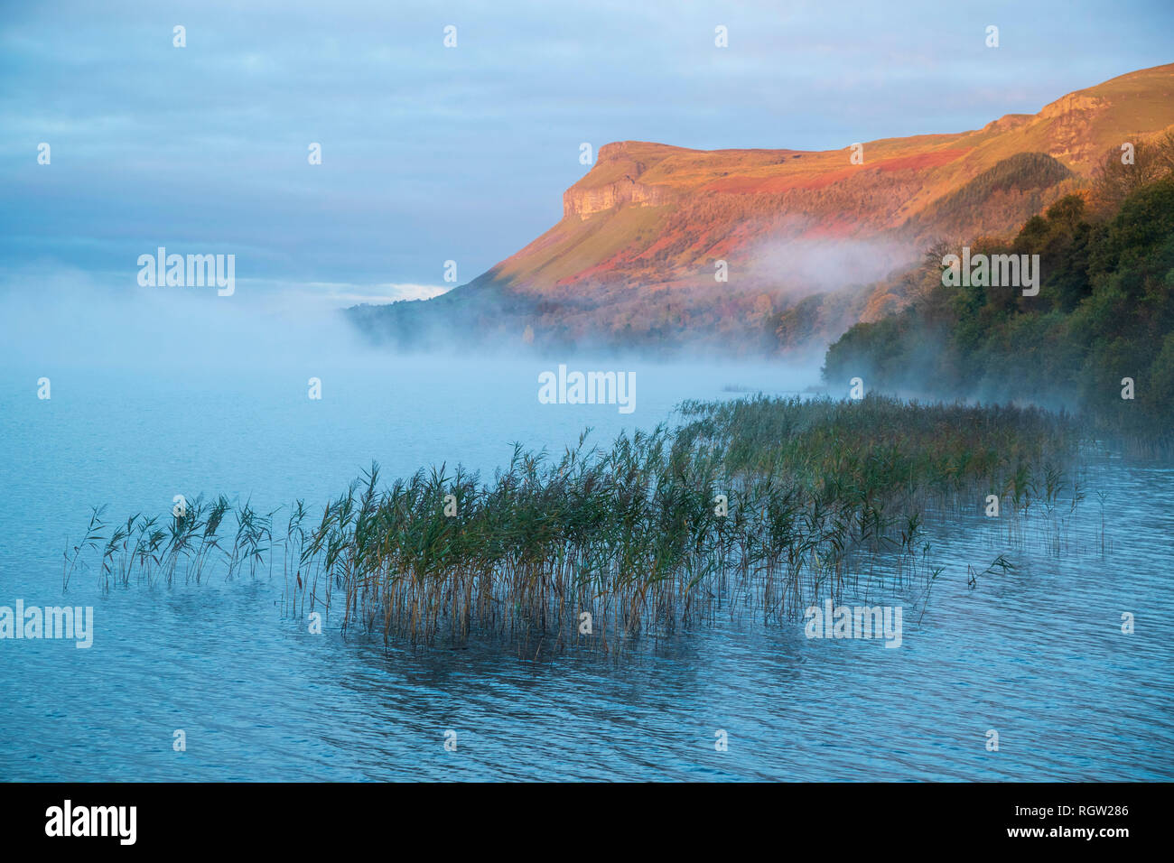 Amanecer bruma sobre Glencar Lago y Kings Mountain. El condado de Sligo, Irlanda. Foto de stock