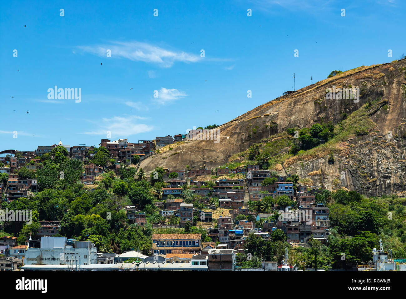 Los barrios marginales del mundo. Las favelas de Brasil. Tugurio en la ciudad de Niterói, Penha Hill de los barrios de tugurios. Foto de stock