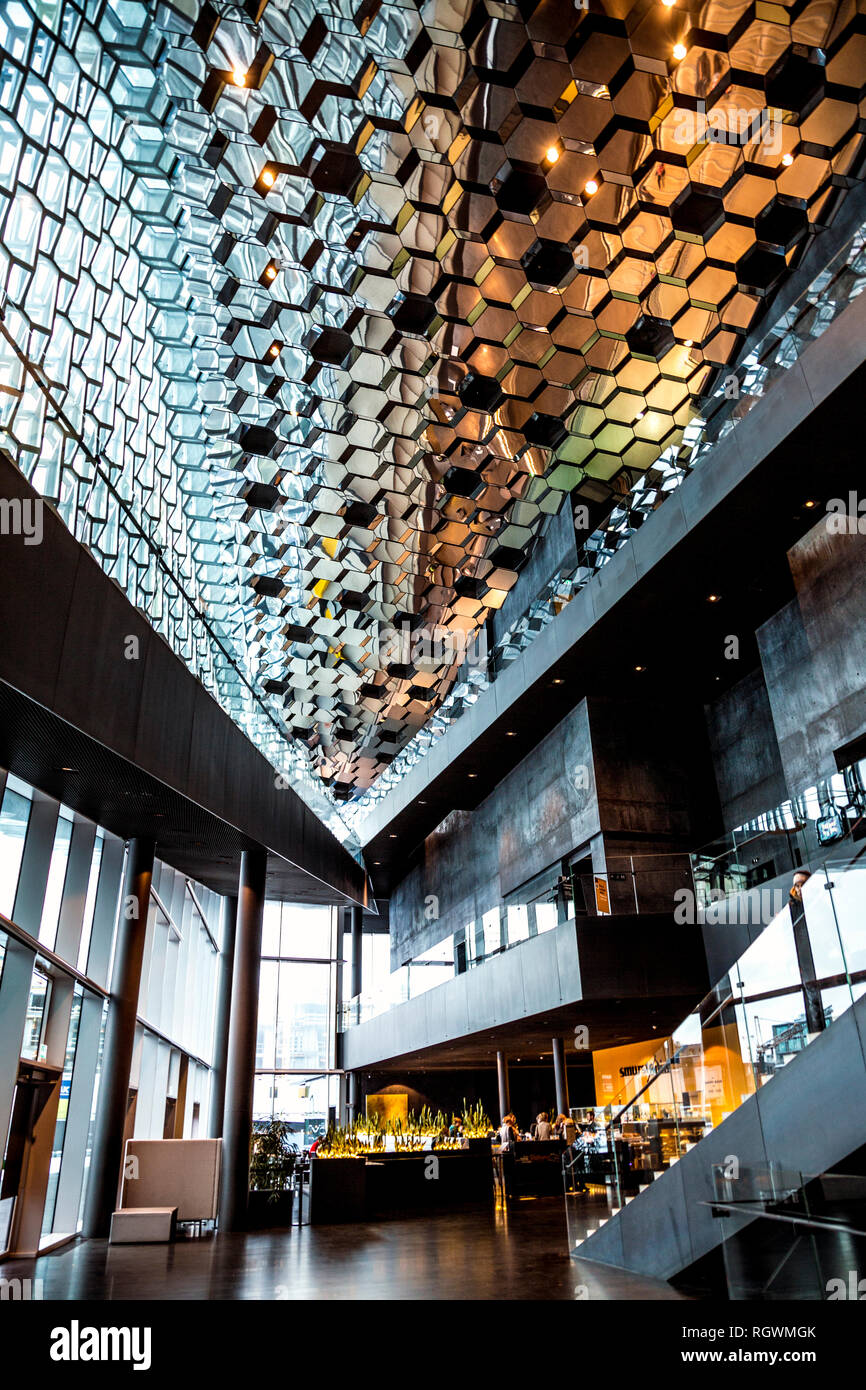 Interior de Harpa Concert Hall en Reykjavik, Islandia Foto de stock