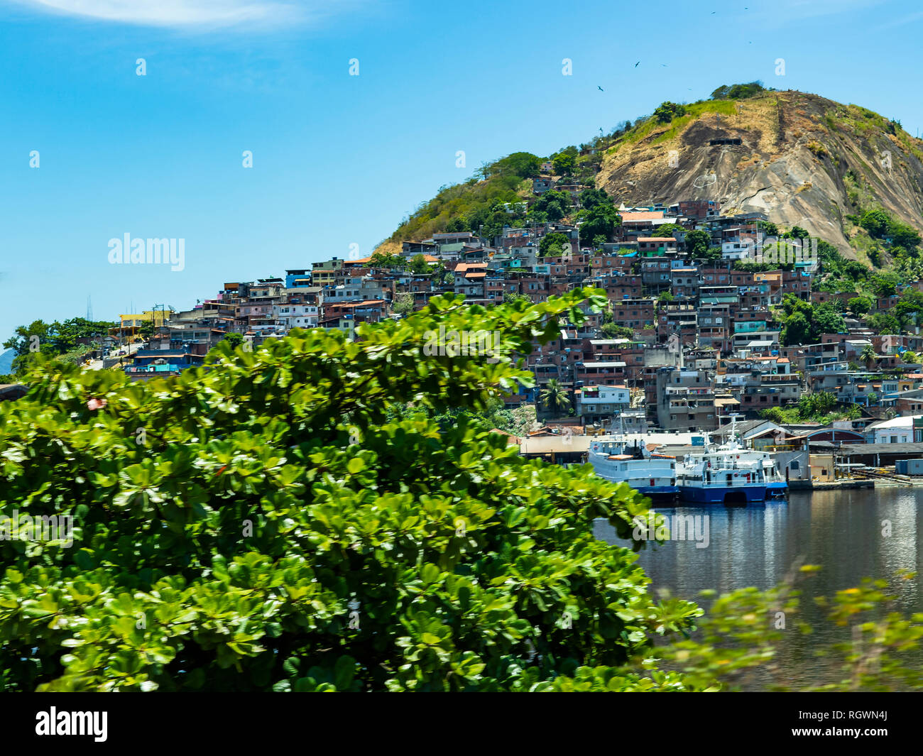 Los barrios marginales del mundo. Las favelas de Brasil. Tugurio en la ciudad de Niterói, Penha Hill de los barrios de tugurios. Foto de stock