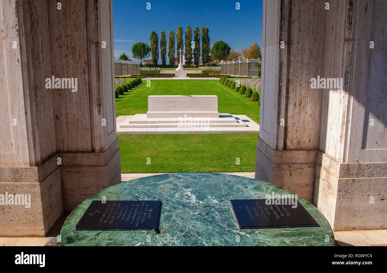 Cementerio de Guerra de Cassino, provincia de Frosinone, al sudeste de Roma, Italia. Comunidad las tumbas de aquellos que lucharon en la batalla de Cassino Foto de stock