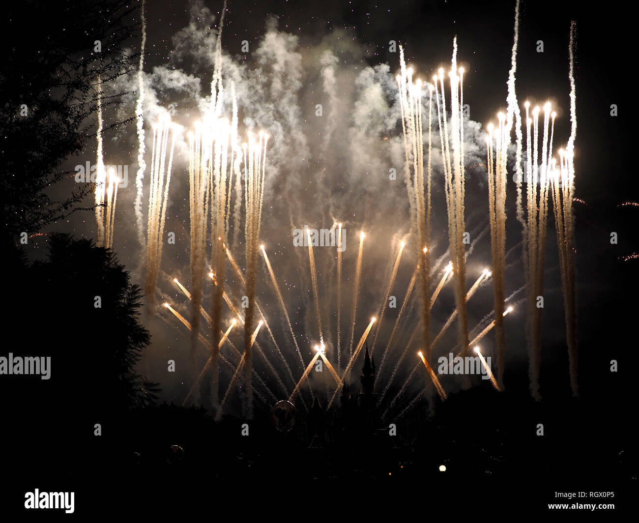 Tiempo por la noche con fuegos artificiales de Disney, Disneyland, CA, EE.UU. Foto de stock