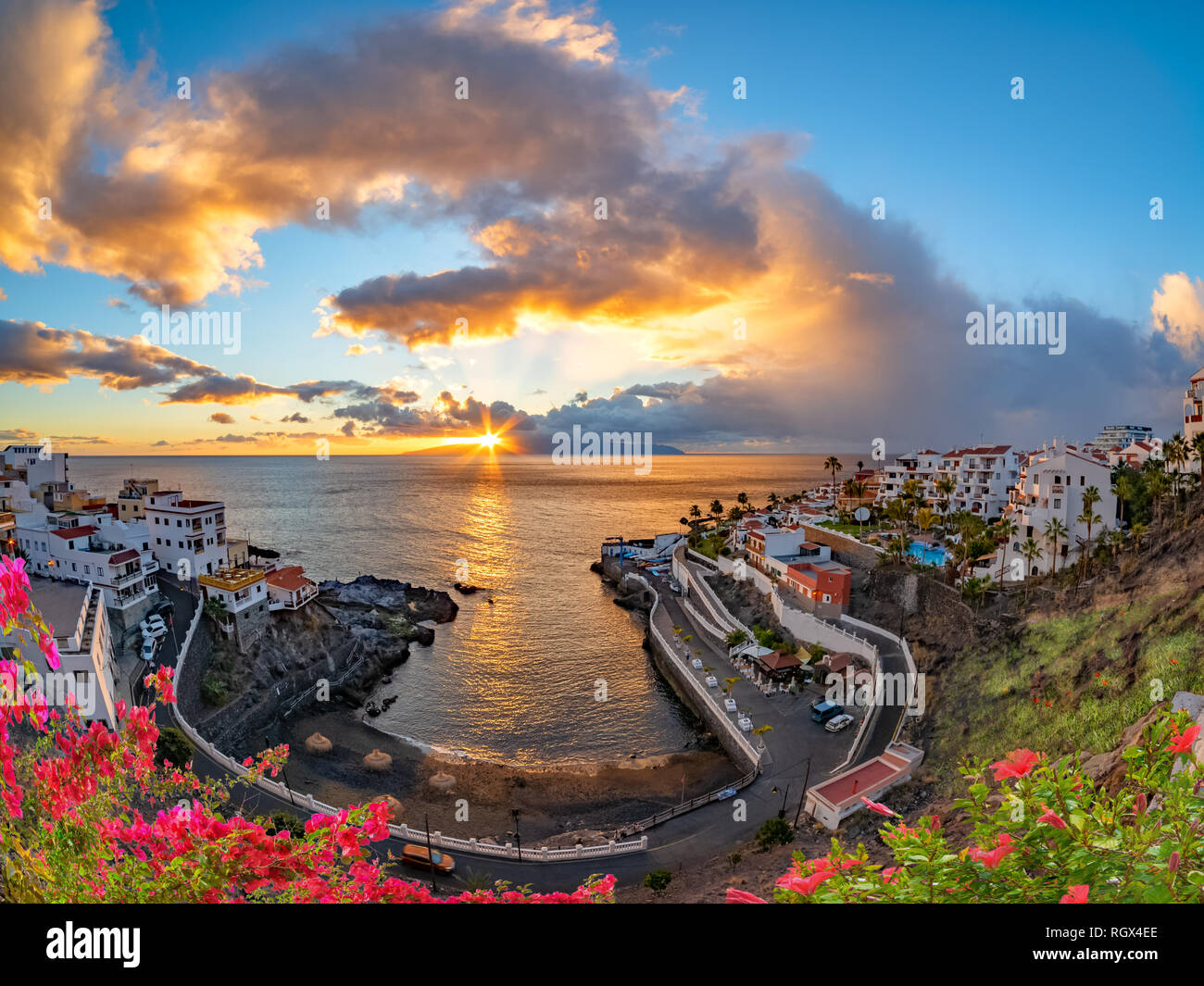 Amanecer en Puerto de Santiago, en la temporada de verano la ciudad de Tenerife, Islas Canarias, España Foto de stock