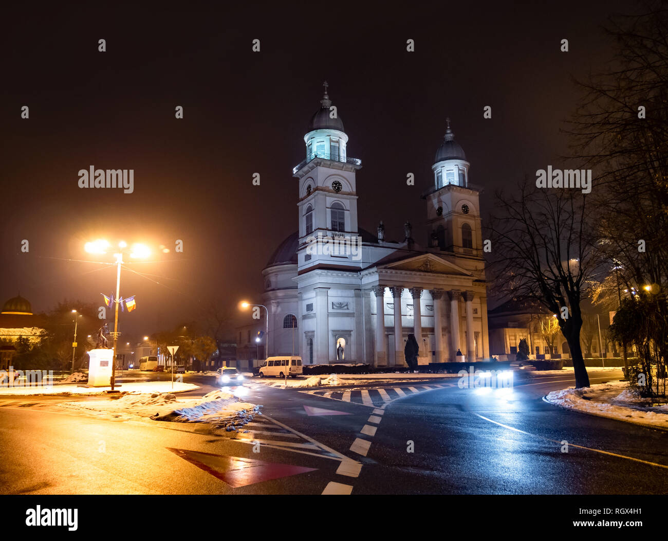 Escena nocturna del Obispado Católico Romano - Iglesia en Satu Mare, ciudad de Rumania Foto de stock