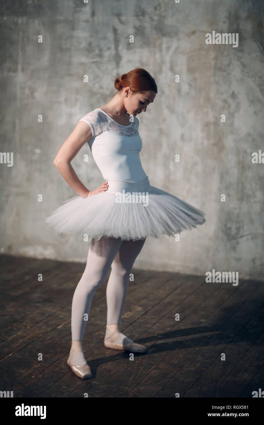 Ballerina hembra. Hermosa mujer joven bailarina de ballet, vestida con traje  profesional, Pointe zapatos blancos y Tutu Fotografía de stock - Alamy