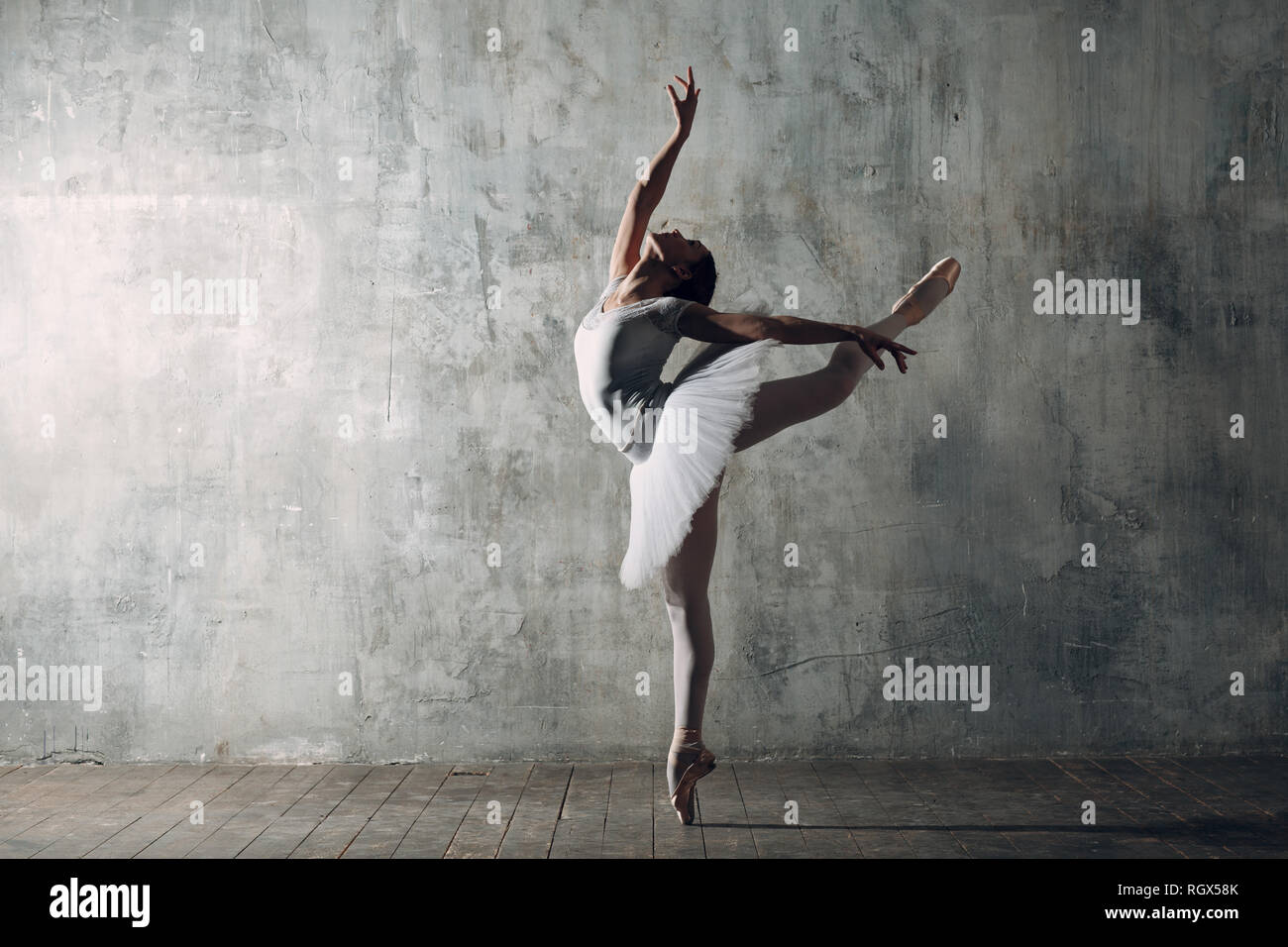 Ballerina hembra. Hermosa mujer joven bailarina de ballet, vestida con  traje profesional, Pointe zapatos blancos y Tutu Fotografía de stock - Alamy