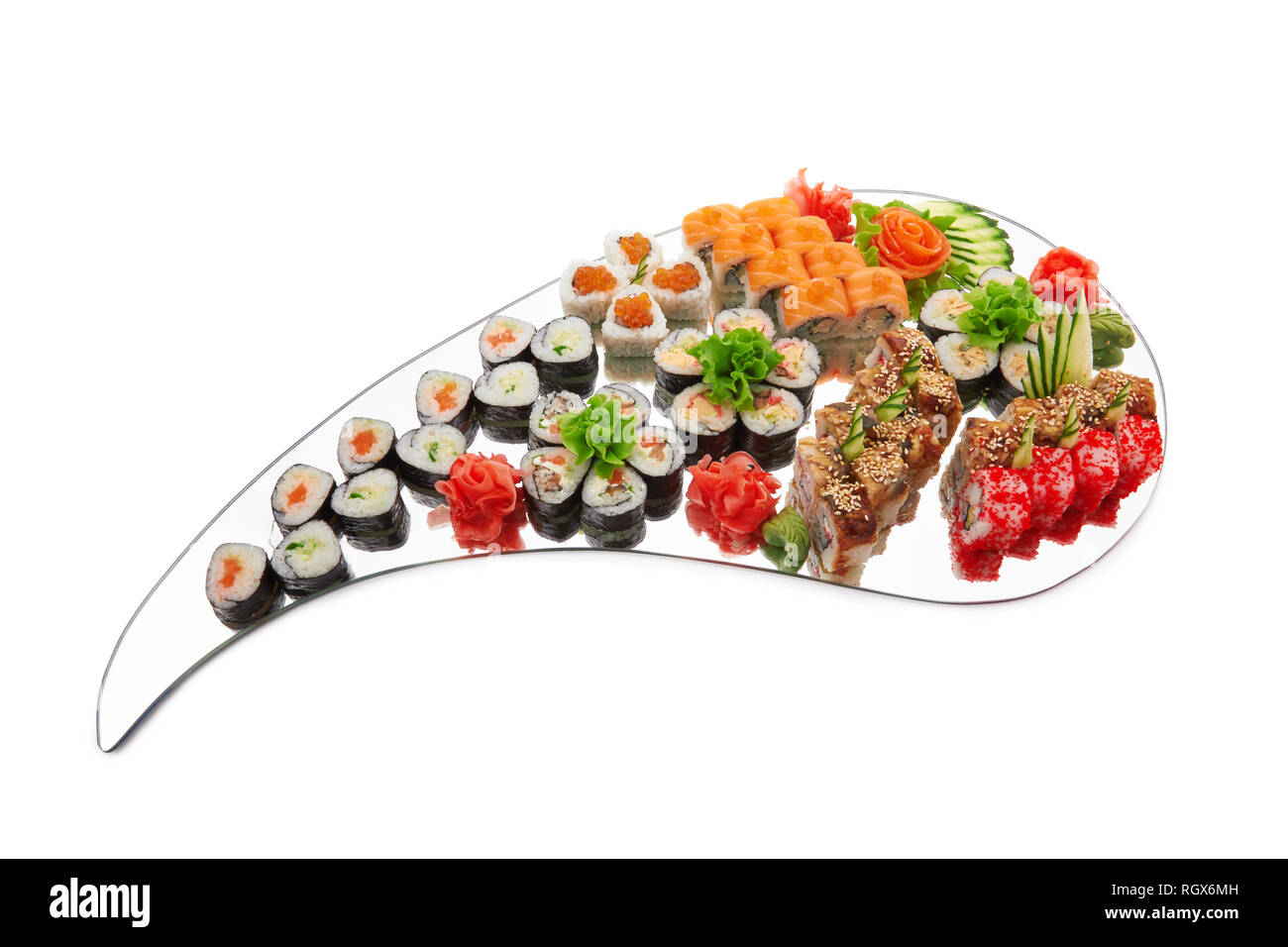 Sushi set . Los diferentes tipos de sushi en el espejo aislado en blanco Foto de stock