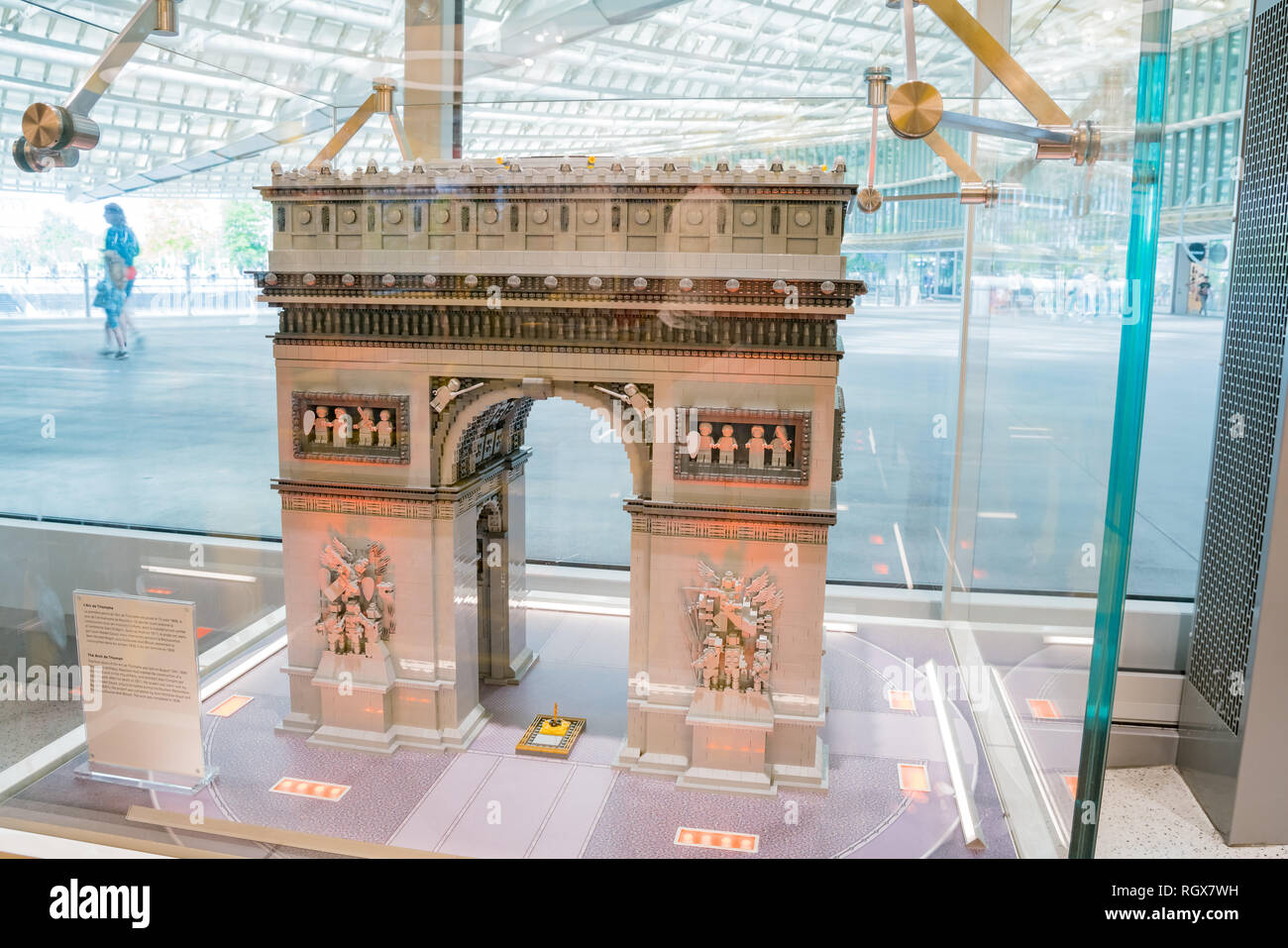 París, 7 de mayo: La versión Lego de el famoso Arco de Triunfo, el 7 de  mayo de 2018, en París, Francia Fotografía de stock - Alamy