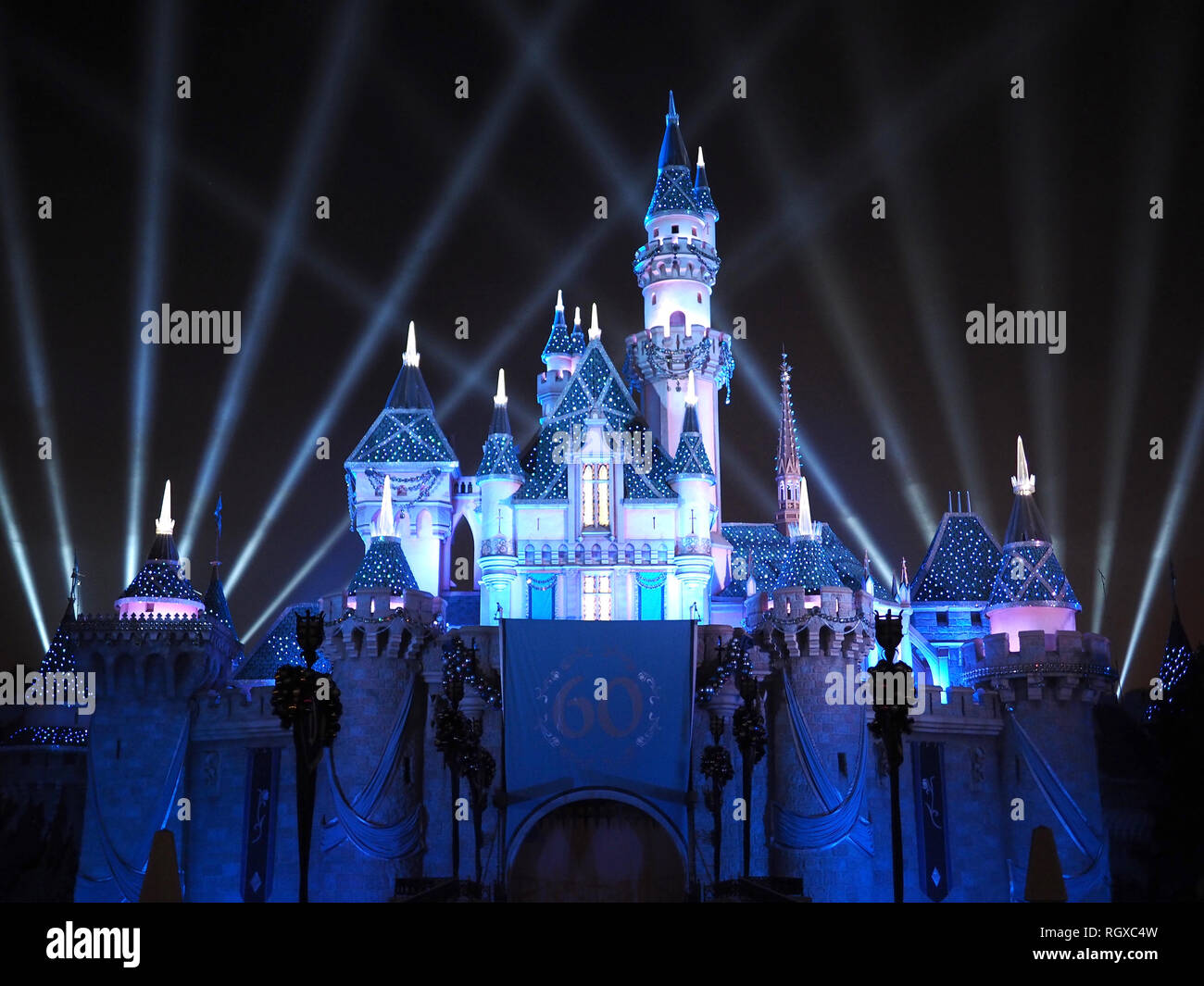 Tiempo por la noche con fuegos artificiales de Disney, Disneyland, CA, EE.UU. Foto de stock