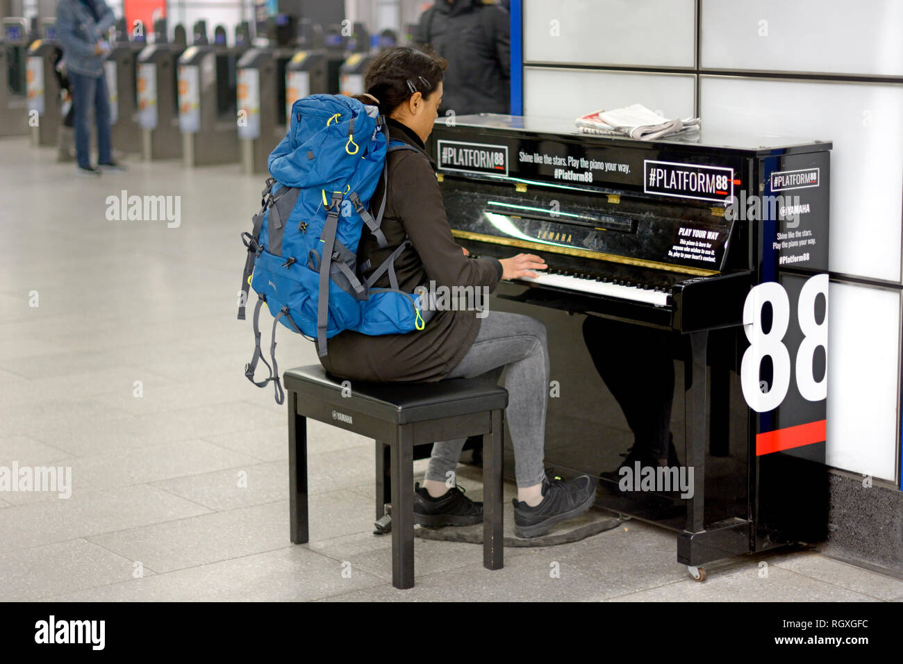 Londres, Inglaterra, Reino Unido. La estación de metro de Tottenham Court  Road - un miembro del público que viaja jugando una plataforma 88 piano -  Yamaha pianos disponibles i Fotografía de stock - Alamy