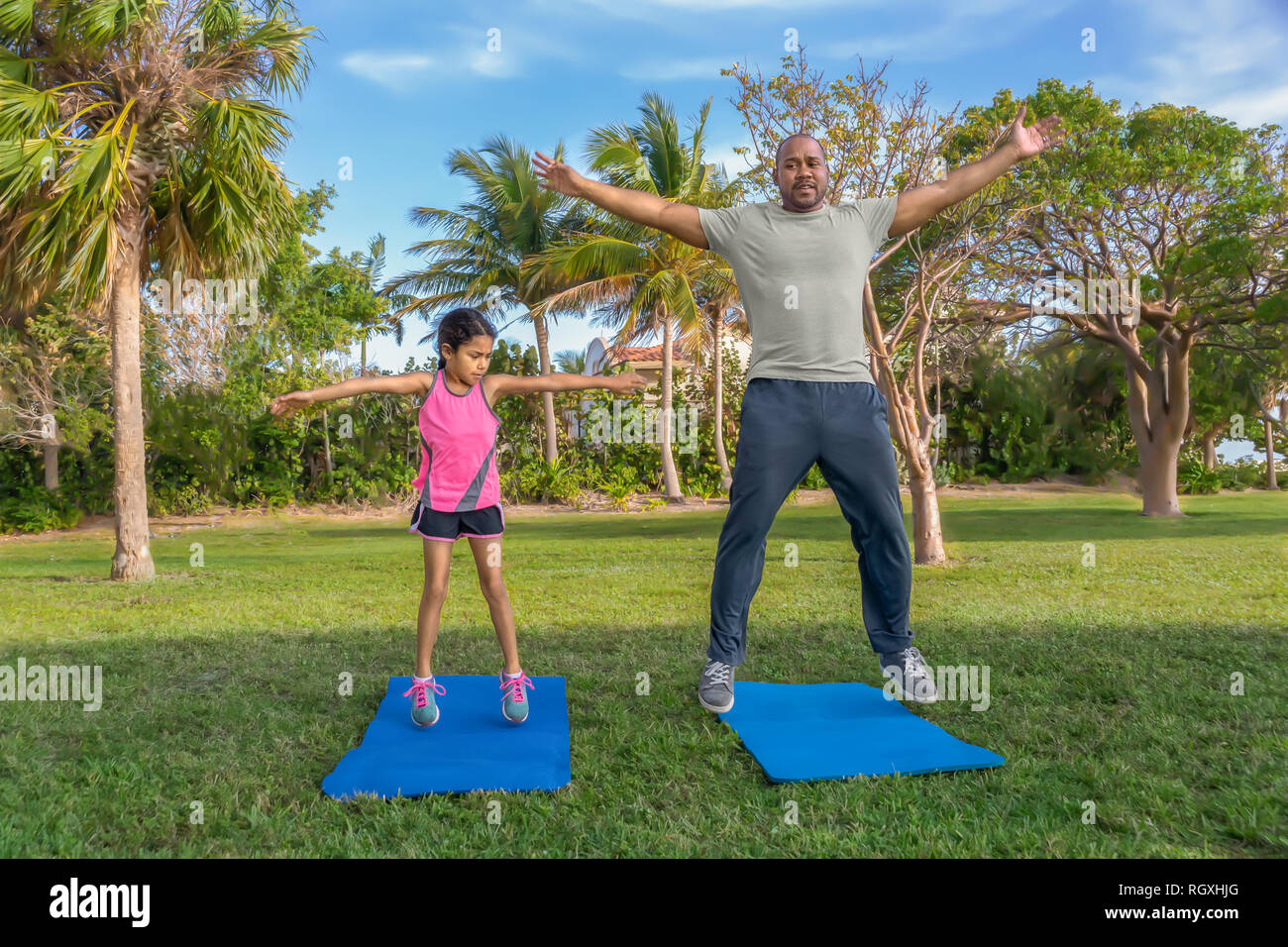 Como parte del ejercicio matinal con colchonetas para yoga en el lugar para el tramo diarias por la mañana. Foto de stock