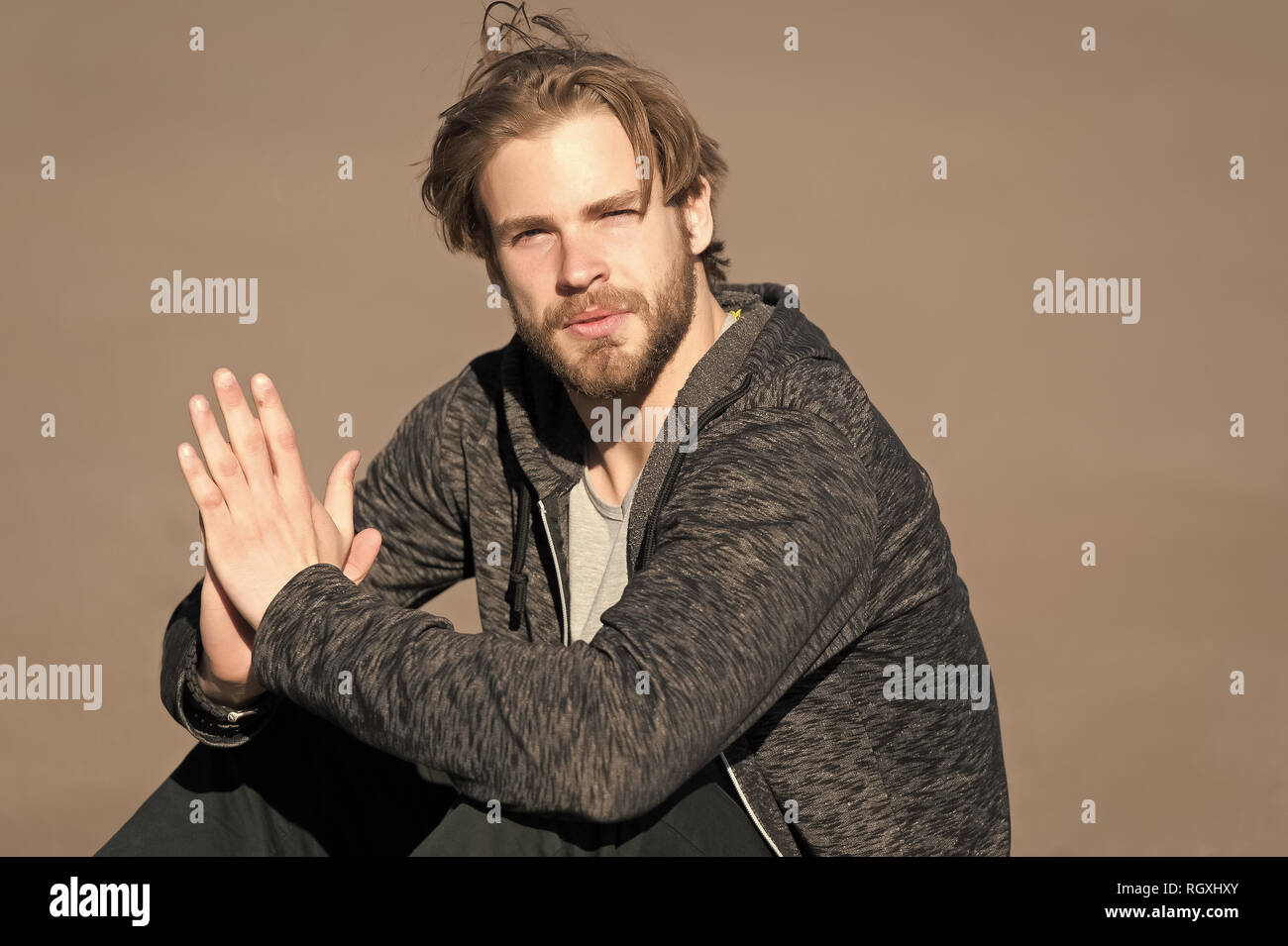 El deporte y la moda. Chico con barba y cabello elegante. Athletic hombre  en ropa deportiva. Hombre en jersey gris. Modelo de moda aislado en blanco  Fotografía de stock - Alamy