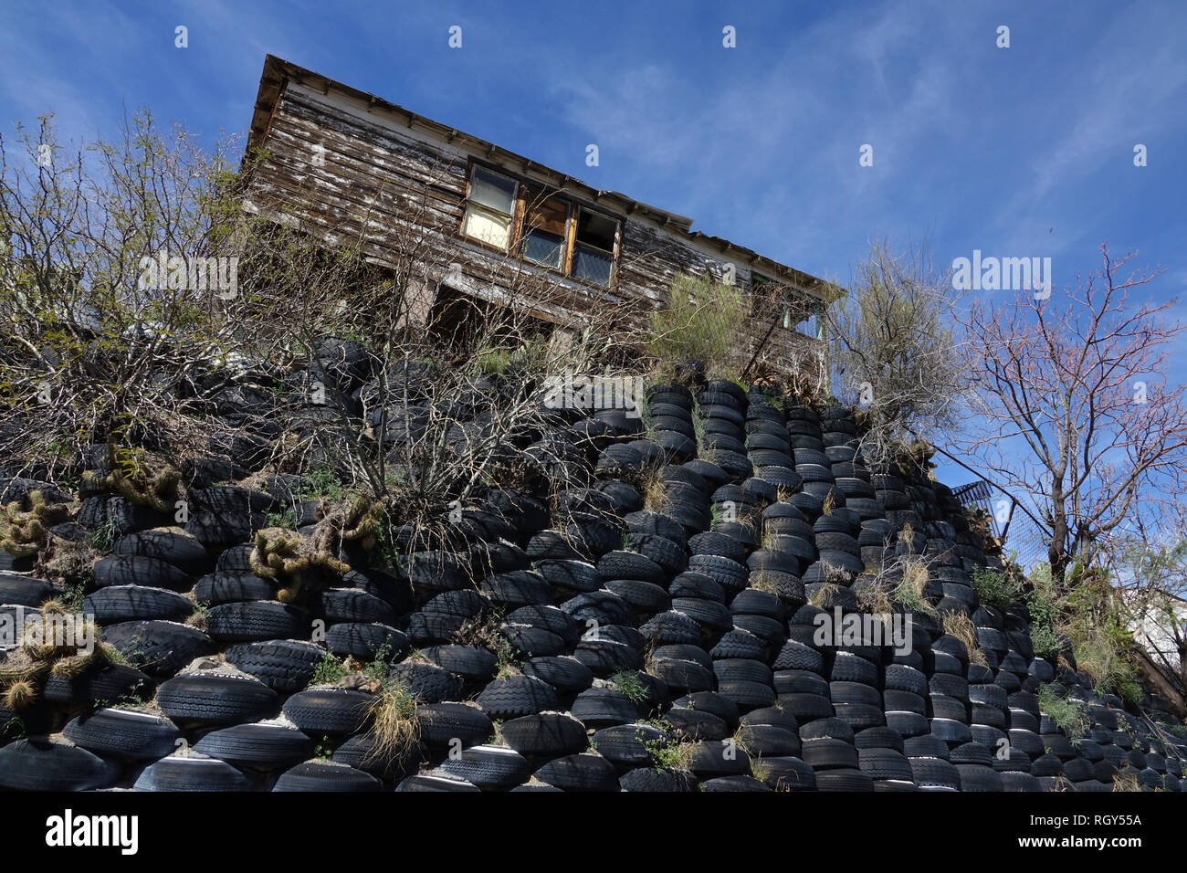 Una casa en Globe, Arizona está construido sobre una base de neumáticos  usados Fotografía de stock - Alamy