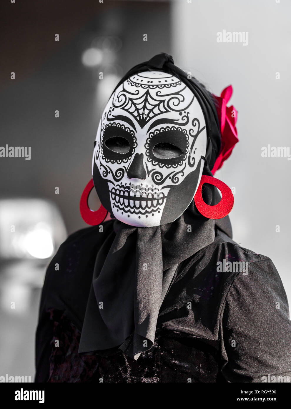 Selectiva, de color negro y rojo, retrato de mujer vistiendo una máscara de  calaveras de azúcar para el dia de los muertos / Día de los Muertos en  México Fotografía de stock -