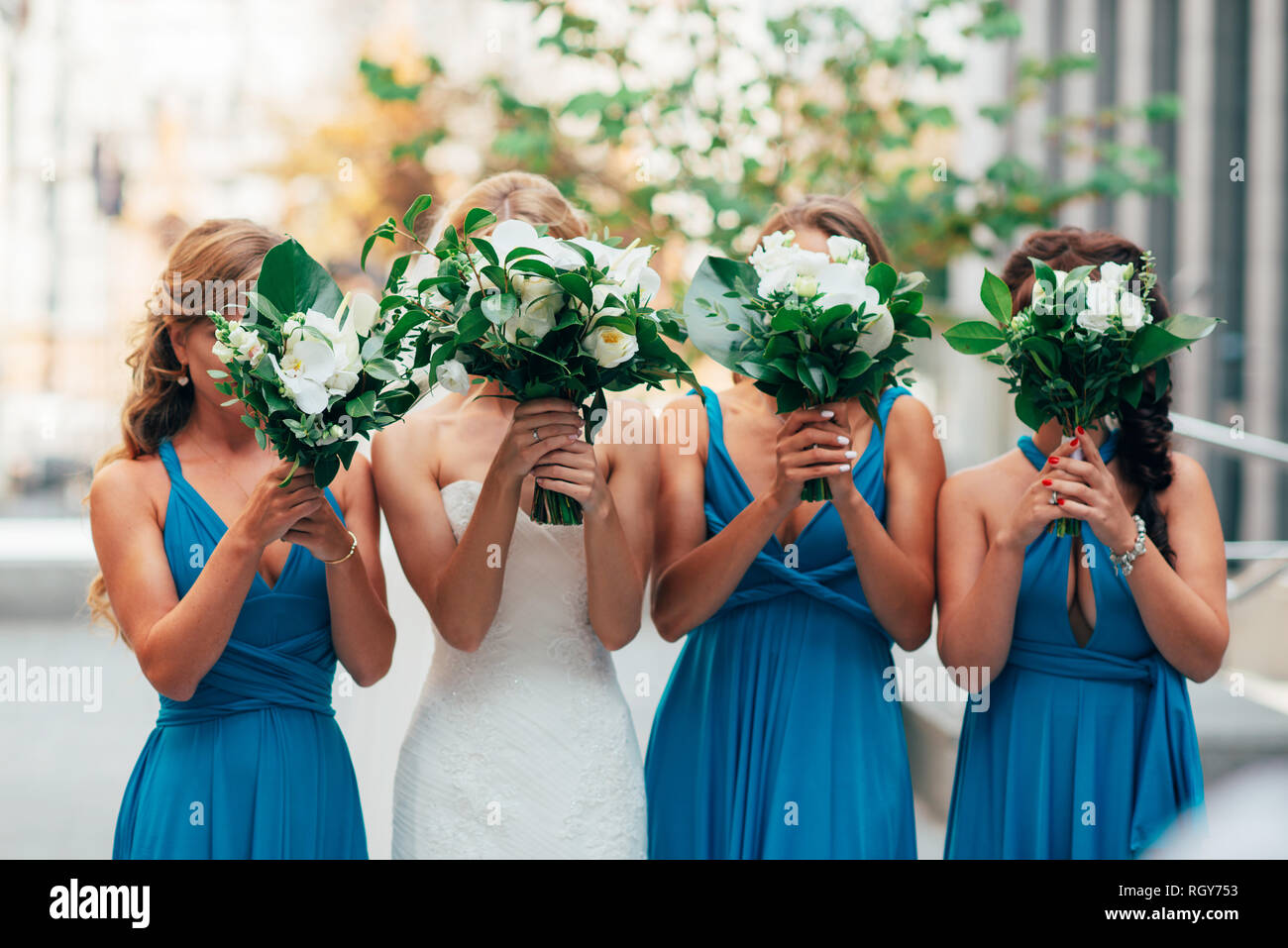 Flores de la boda en la mano a la novia y sus damas de honor. Una fiesta  para novias Fotografía de stock - Alamy