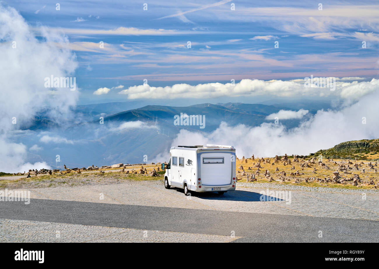 Aparcamiento autocaravana por encima de las nubes en la montaña aparcamiento Foto de stock