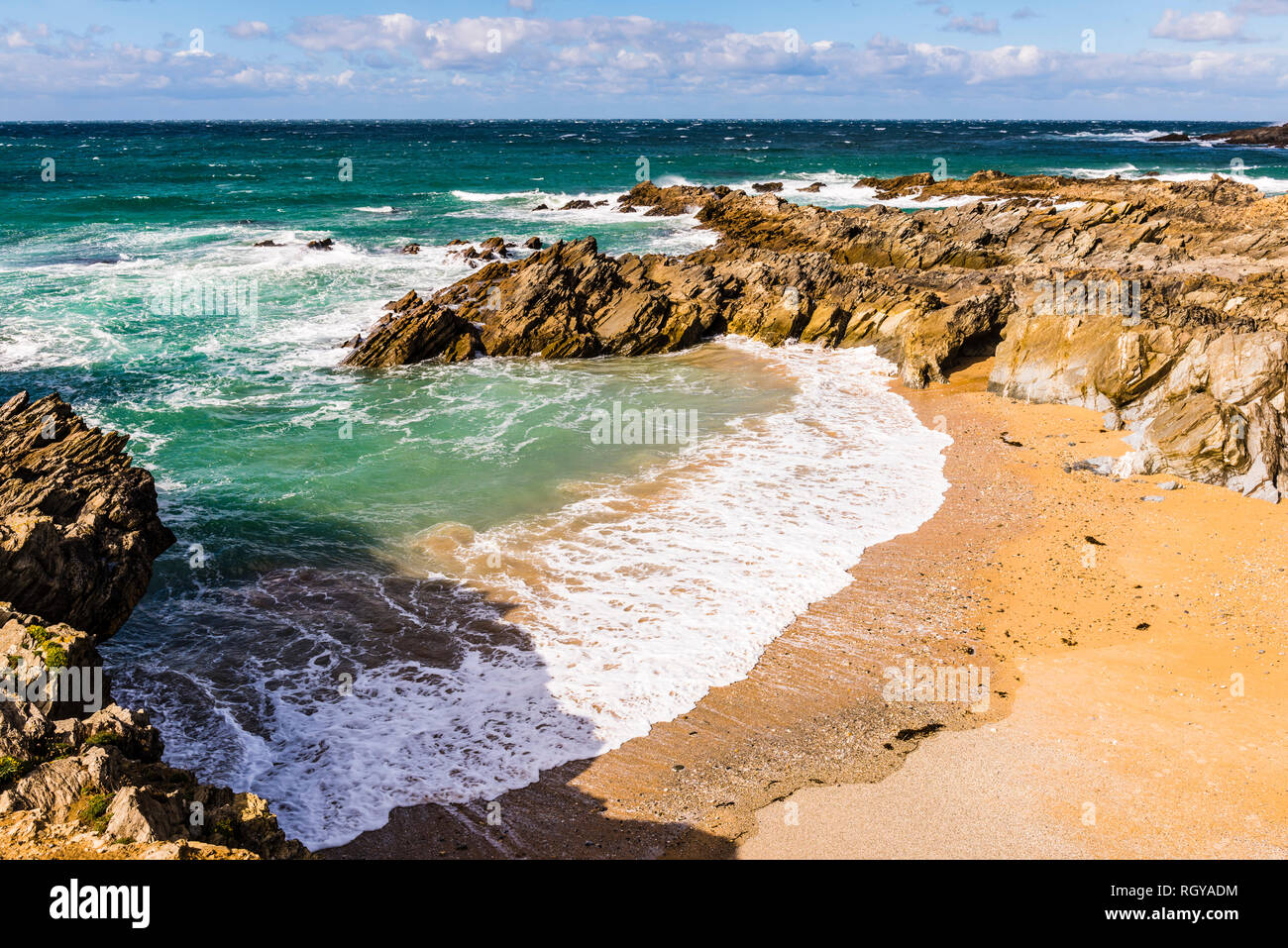 Rompiendo las olas y surf en Fistral Beach, Newquay, Cornwall, Reino Unido Foto de stock