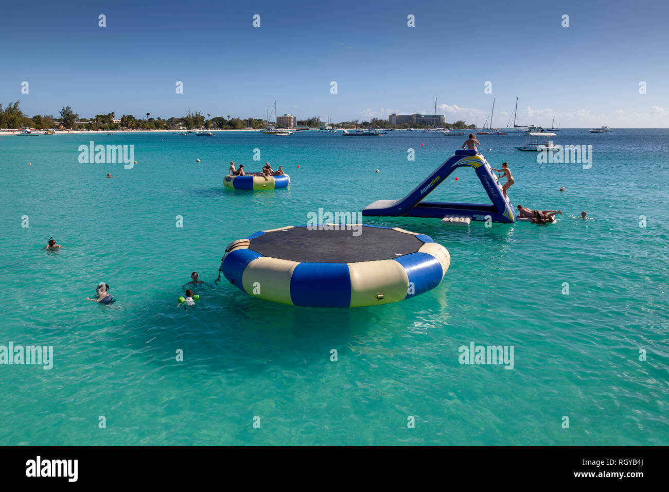 Trampolines inflables y deslice en Barbados en el Caribe Fotografía de  stock - Alamy