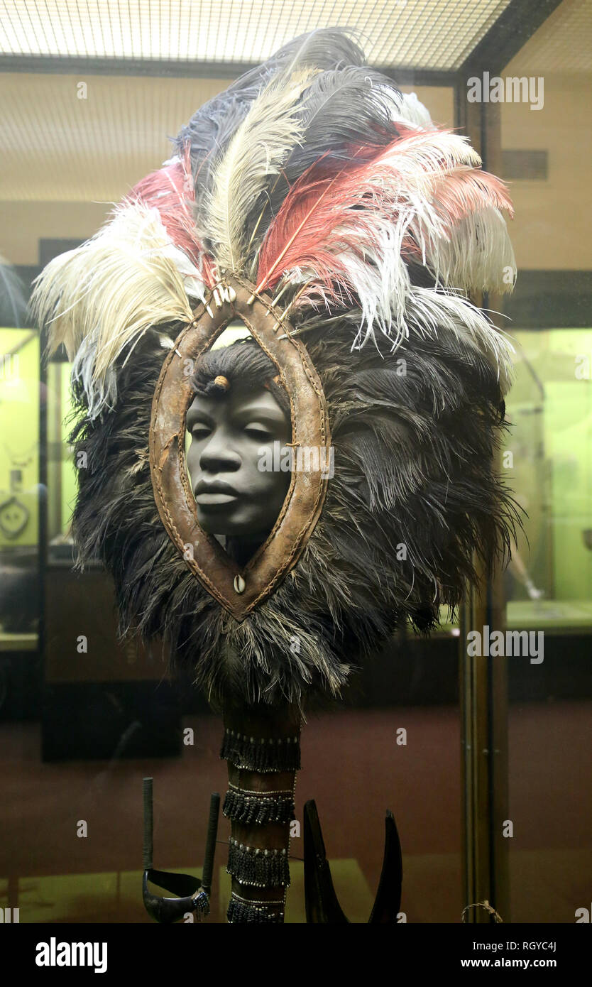 Tocado de Moran, Protector del ganado, peluca de huma cabello leathr frontlet, brazales y cuerno de búfalo. Masai. África. Foto de stock