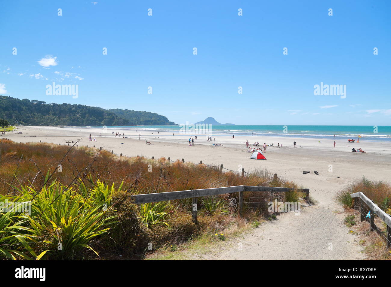 Los fanáticos de los deportes de agua los nadadores y disfrutar de la playa en Whakatane, Nueva Zelanda Foto de stock
