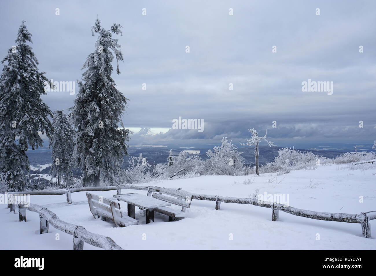 Blick über den Großen winterlichen Taunusvom Feldberg, Winterlandschaft, Großer Feldberg, Hochtaunus, Taunus, Hessen, Alemania Foto de stock