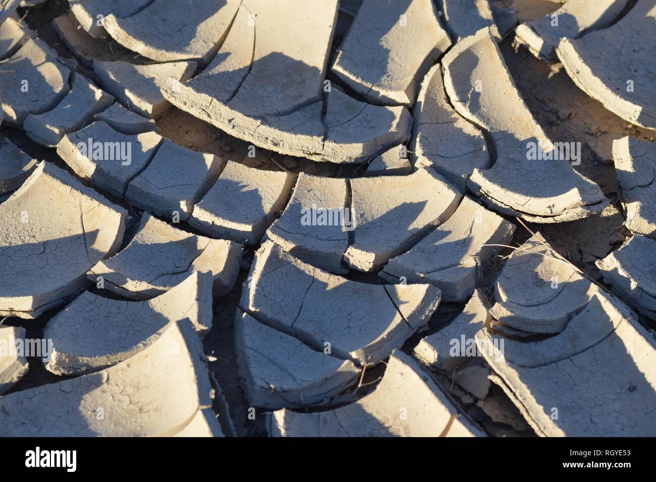Seca y agrietada capa superficial del suelo a finales de septiembre Foto de stock