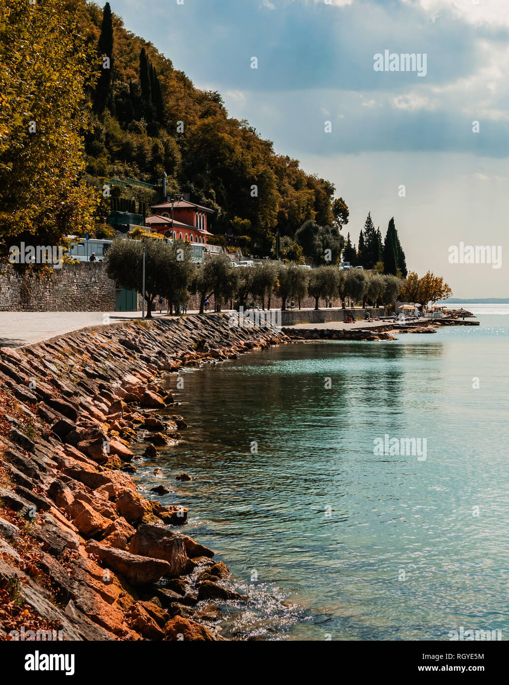 Una vista de la costa del Lago de Garda, de Garda en un cálido día de verano. Foto de stock