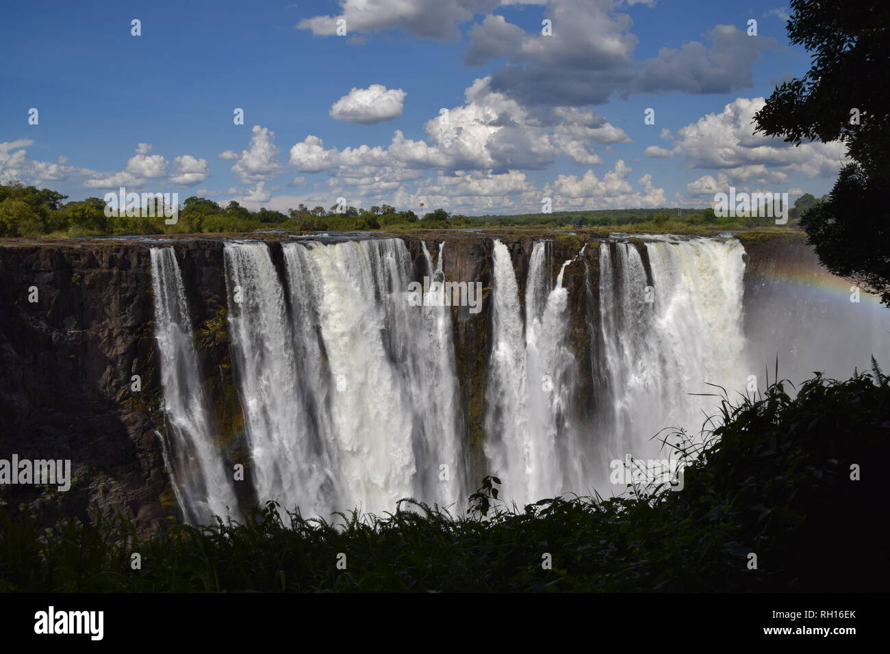 La icónica cascada Mosi-OA-Tunya también conocida como las cataratas Victoria, vista desde el lado de Zimbabwe. Foto de stock