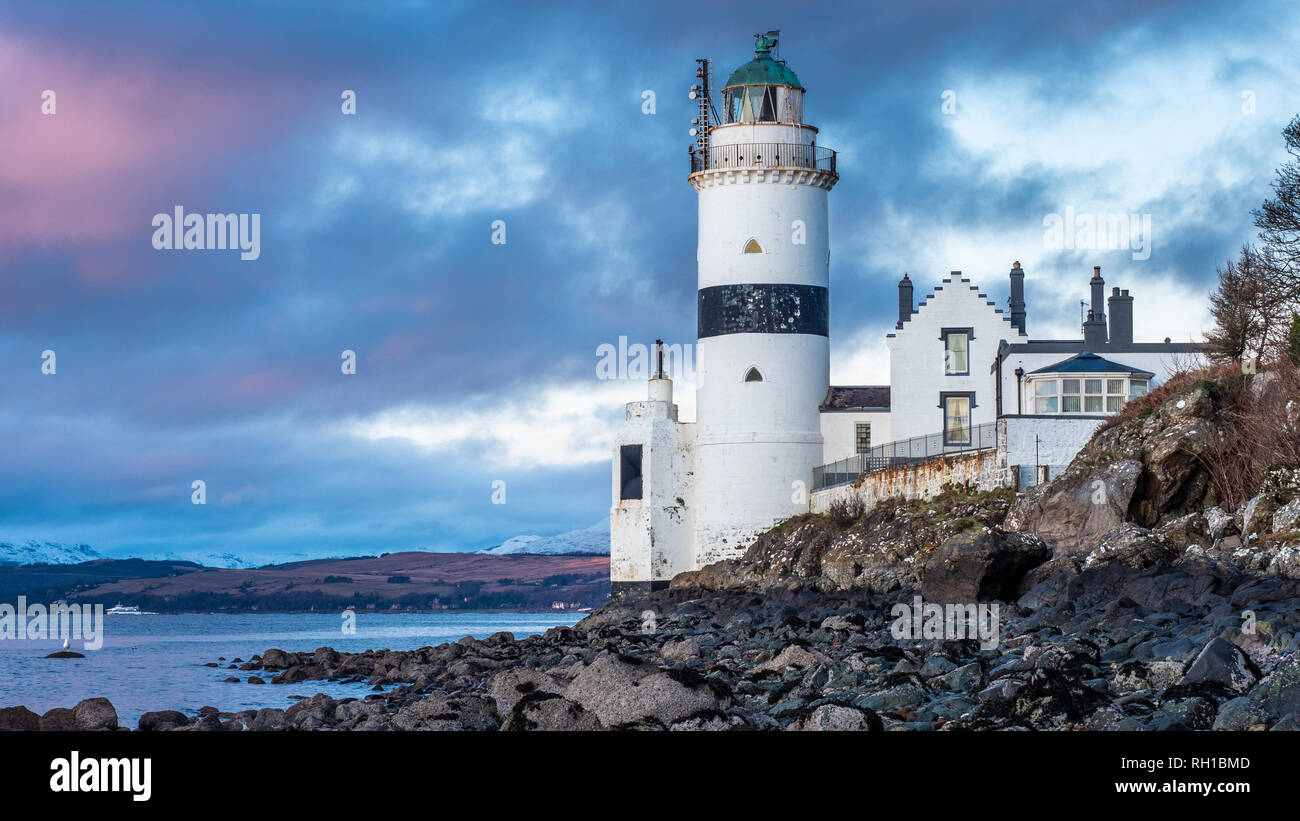 El Cloch Lighthouse está a orillas del fiordo de Clyde, en Escocia. Está situado abajo en la orilla E del Firth of Clyde a corta distancia SW Foto de stock