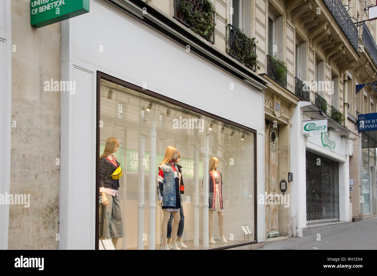Colores unidos de Benetton windows tienda en el Boulevard Saint-Michel.  París, 28 de enero de 2019 Fotografía de stock - Alamy