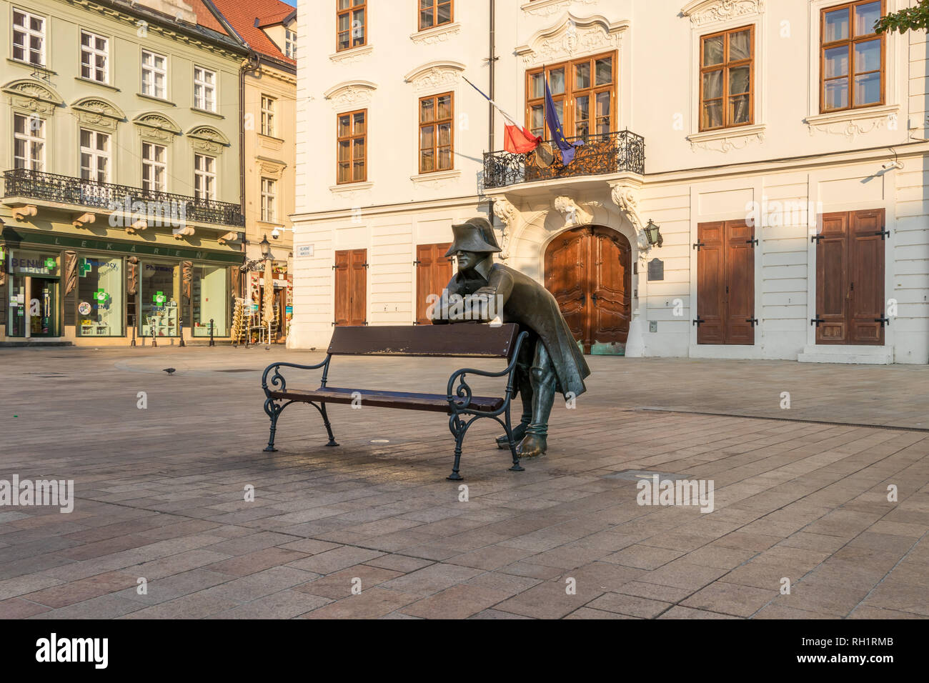 Estatua de bronce de Napoleón en frente de la Embajada de Francia en la plaza principal de Bratislava. Foto de stock