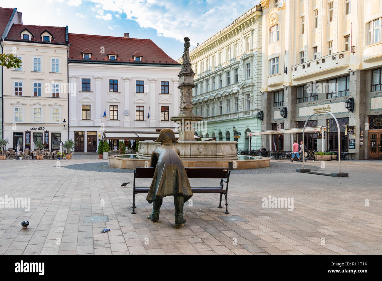 BRATISLAVA, Eslovaquia - 20 de agosto de 2018: la estatua de bronce de un soldado recostada sobre la plaza principal de Bratislava. Foto de stock