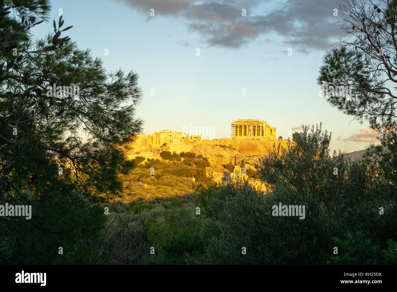 Si desea ver el Partenón de cerca o de lejos, siempre es impresionantemente majestuoso. Foto de stock