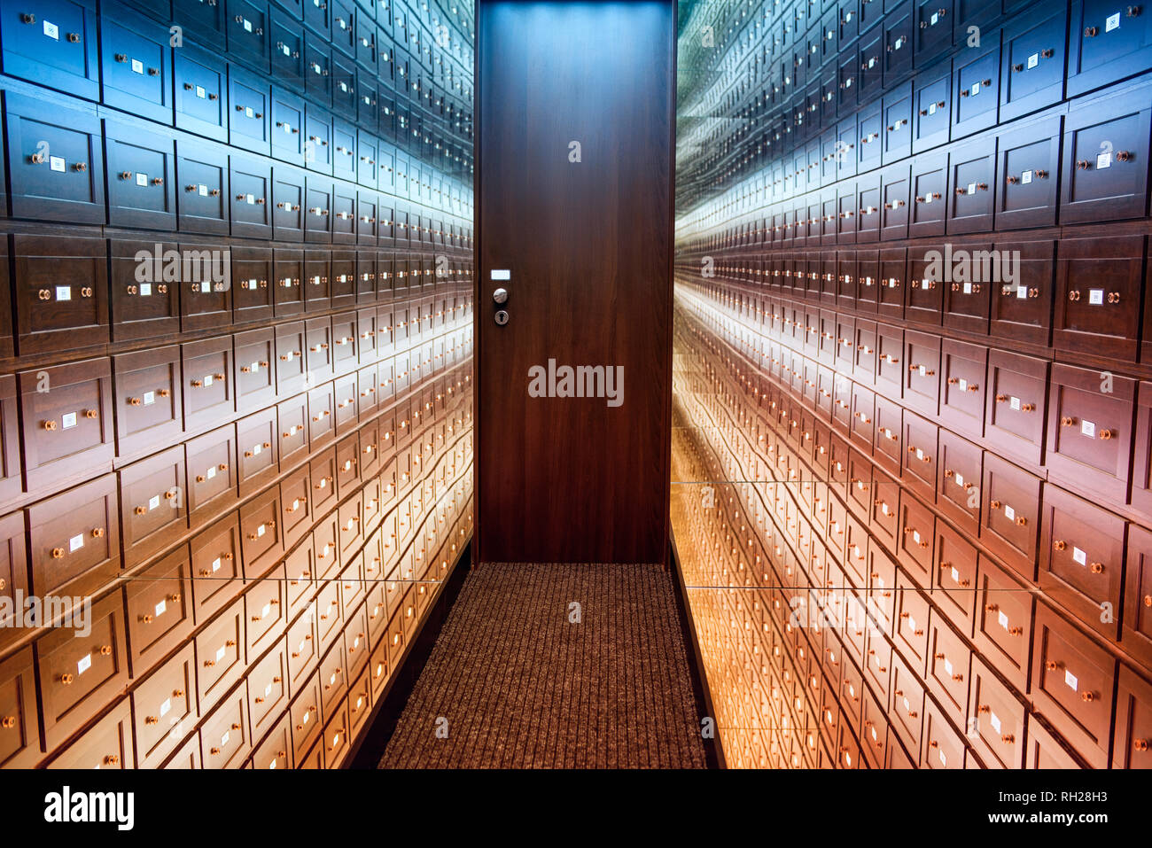 La habitación caja de seguridad es una sala multi-coloreado de ilusiones. Una habitación de ilusiones.La habitación está segura con una puerta marrón. La habitación está iluminada. Foto de stock