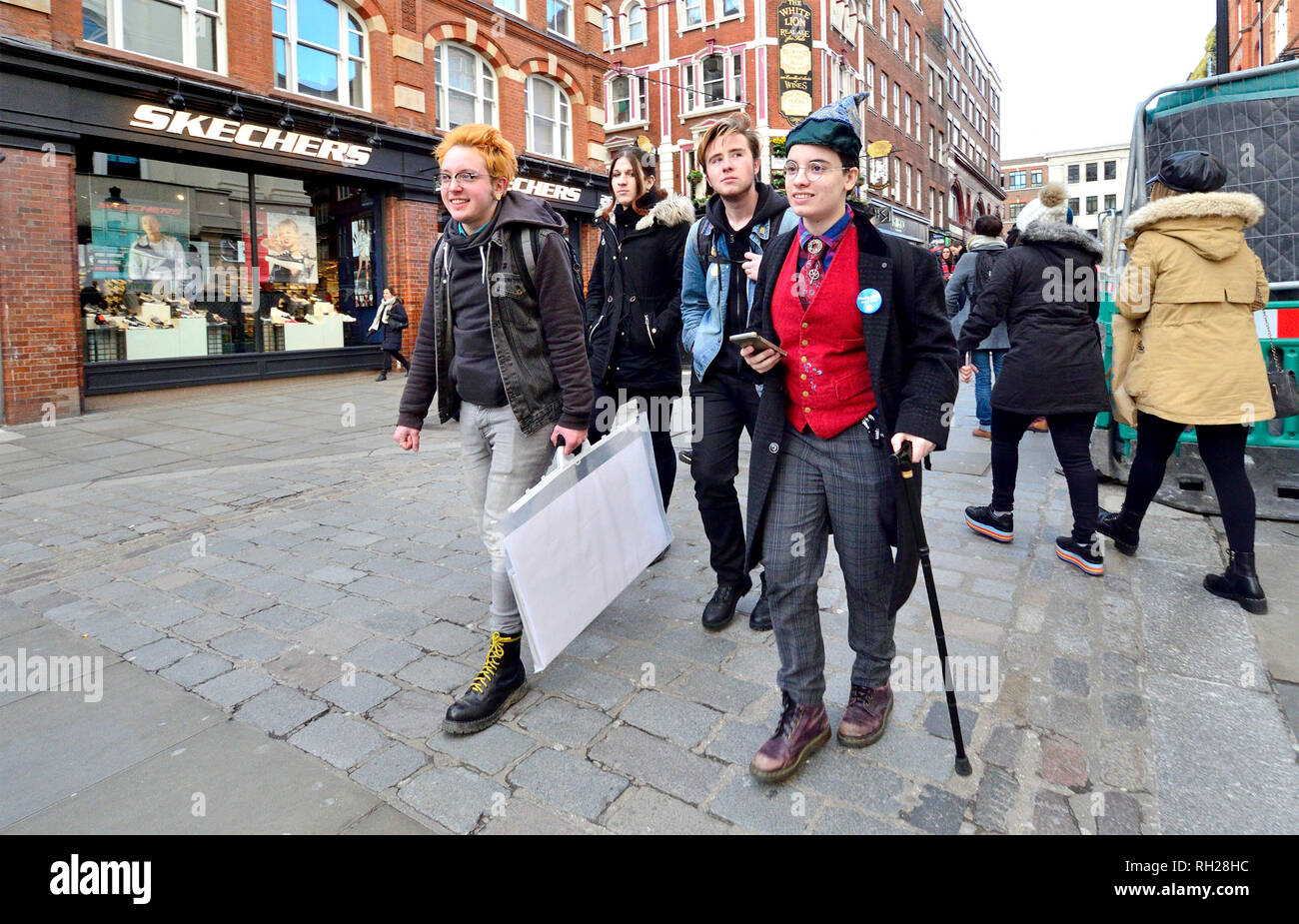 Londres, Inglaterra, Reino Unido. Curiosamente vestida de jóvenes en Covent Garden - Harry Potter theme Foto de stock