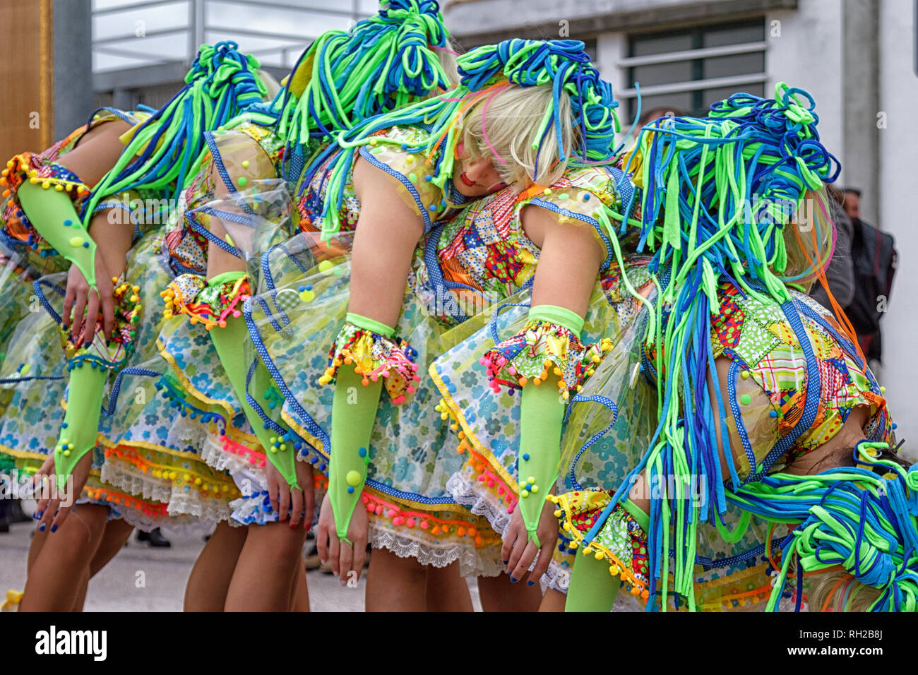 Quando eu para grande quero ser - o mundo é teu descrobre-o-tu! - Escuela de Samba Amigos da Tijuca. Dolls realizar Mealhada desfile de Carnaval - Portugal Foto de stock