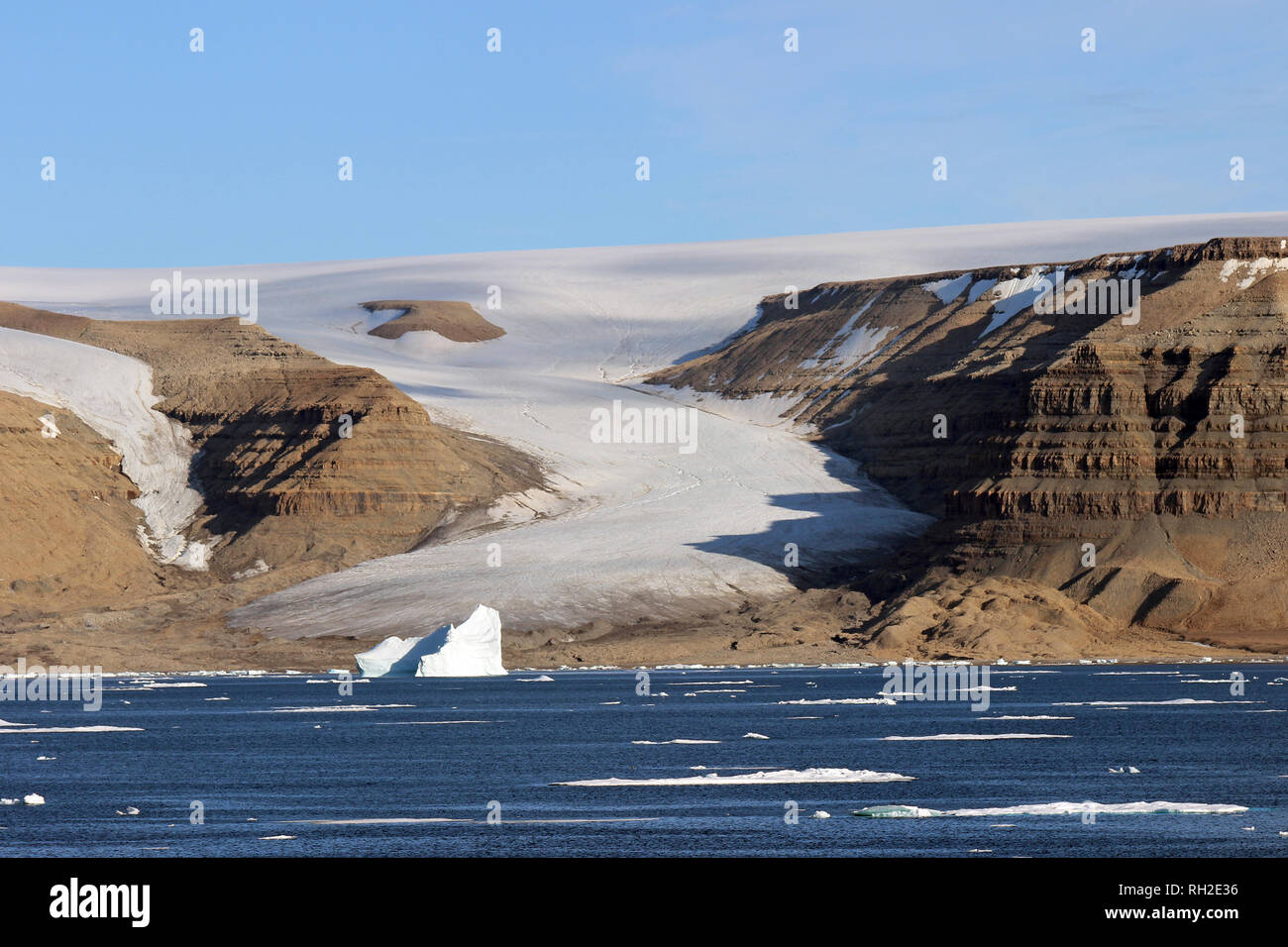 Glaciar fluye desde la Isla de Devon en Lancaster Sound, Nunavut, Canadá Foto de stock