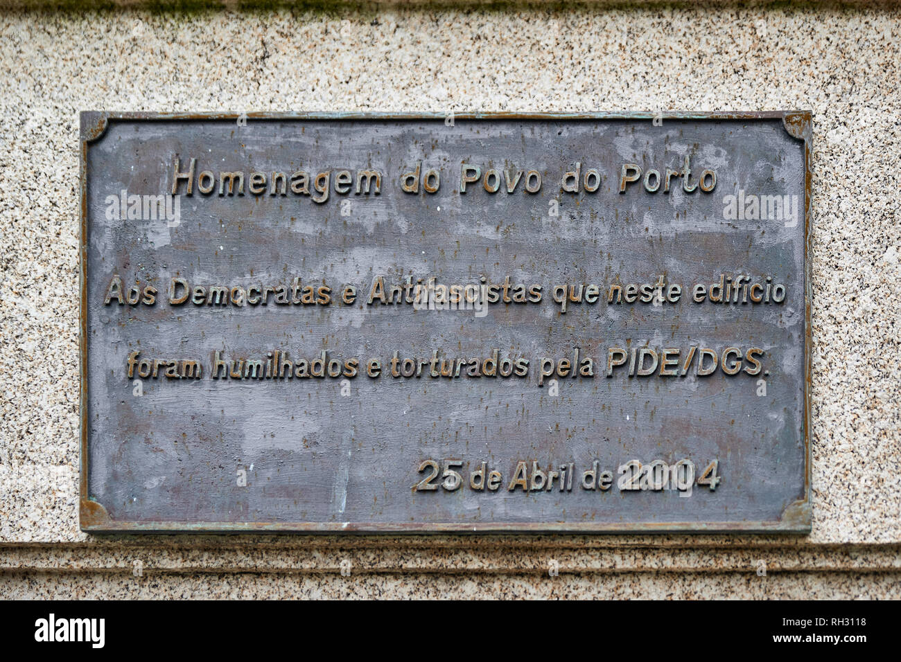 Placa conmemorativa en homenaje del pueblo de Oporto a los demócratas y antifascistas que fueron torturados en Portugal Foto de stock