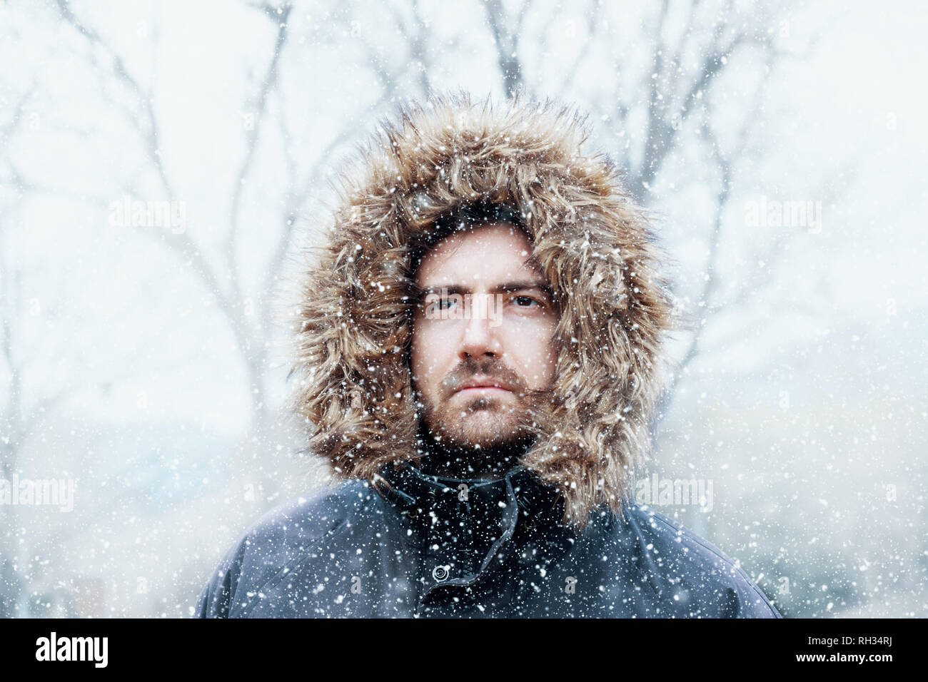 El hombre en la temporada de invierno y día de nieve Foto de stock