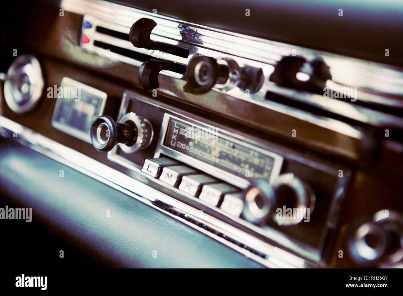 Coche viejo radio CD sobre un fondo blanco Fotografía de stock - Alamy